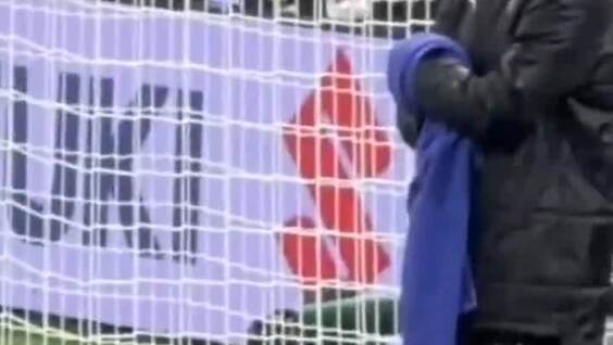 
        Попытки болбоев забрать полотенце у&nbsp;вратаря сборной Сенегала    