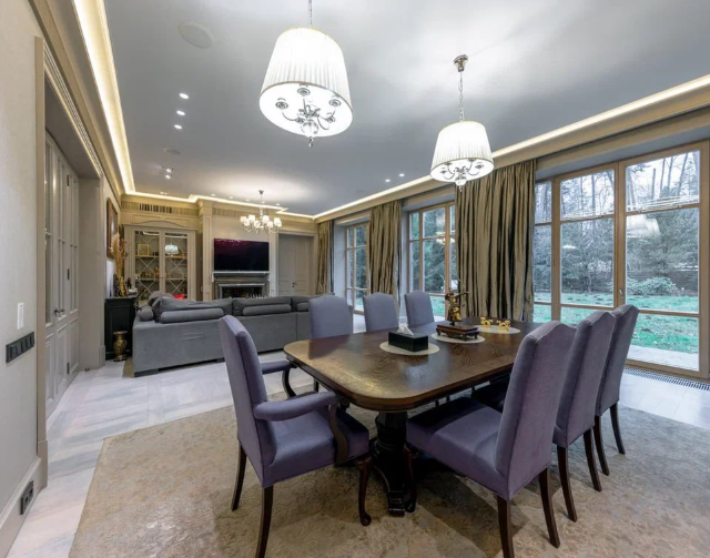 Стивен Сигал продает свой особняк в Подмосковье за 700 млн Стивен Сигал продает свой особняк в Подмосковье за 700 млн