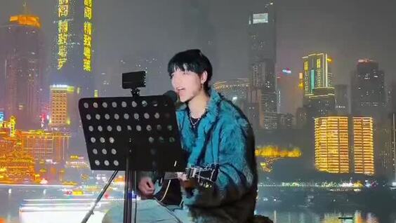 
        Китаец прославился в&nbsp;сети, спев песню про&nbsp;деда Максима    