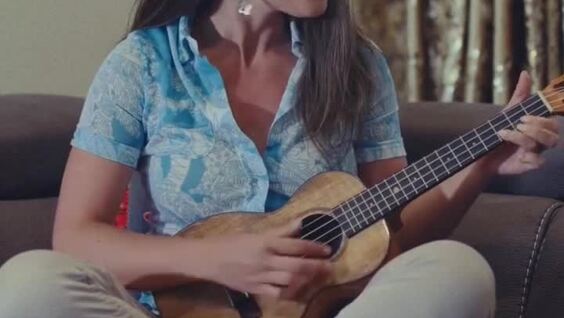 
        Музыкальная пауза с&nbsp;миловидной девушкой    