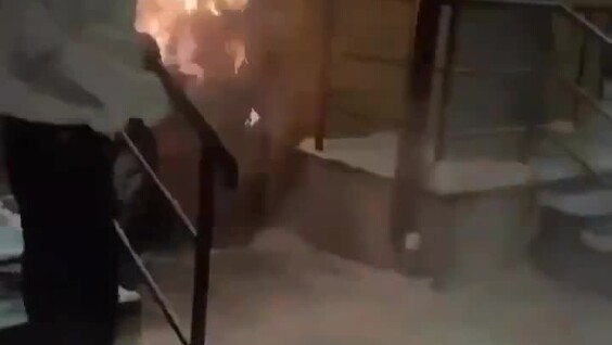 
        В&nbsp;Москве зумеры случайно подожгли именинницу во&nbsp;время поздравлений    