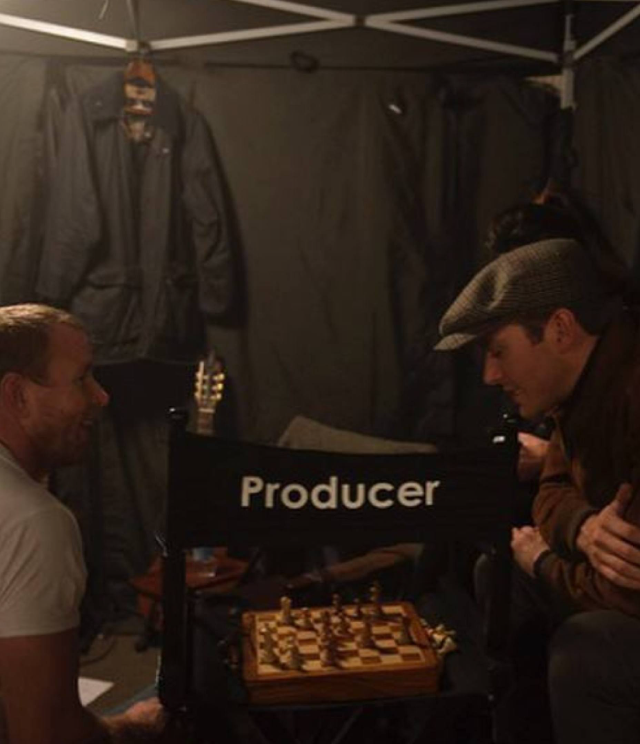 Чем Гай Ричи занимается на съемочной площадке во время перерывов? Чем Гай Ричи занимается на съемочной площадке во время перерывов?