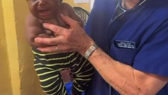 
        Быстрый способ успокоить плачущего ребёнка    