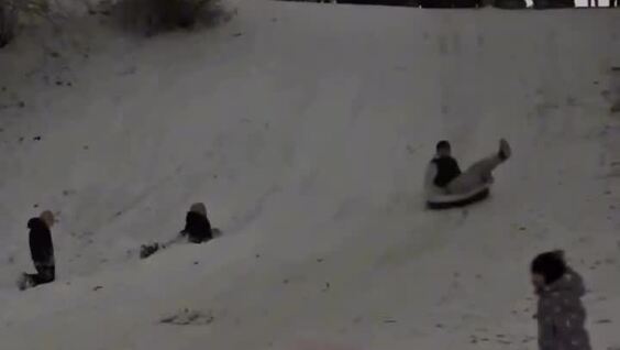 
        Мужчина на&nbsp;"ватрушке" чуть не&nbsp;травмировал маленькую девочку    