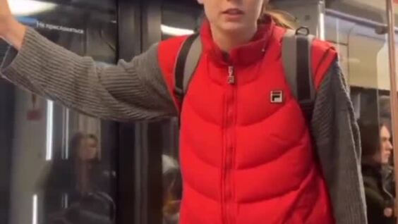 
        Диалог в&nbsp;метро: пассажирка отреагировала на&nbsp;съёмку    