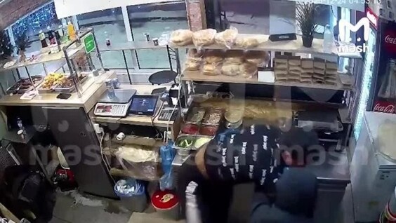 
        Парень напал на&nbsp;работника закусочной в&nbsp;Уфе    