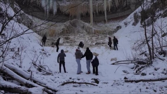 
        В&nbsp;Эстонии на&nbsp;туристов обрушился "замерзший водопад"    