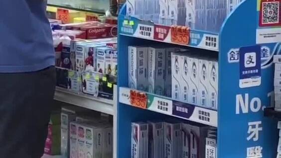 Мужчина пристаёт к пушистому сотруднику магазина
Мужчина пристаёт к пушистому сотруднику магазина