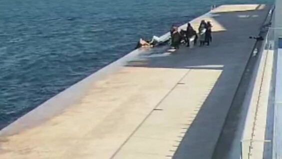 
        Прохожие спасли подростка, упавшего в&nbsp;море в&nbsp;Севастополе    