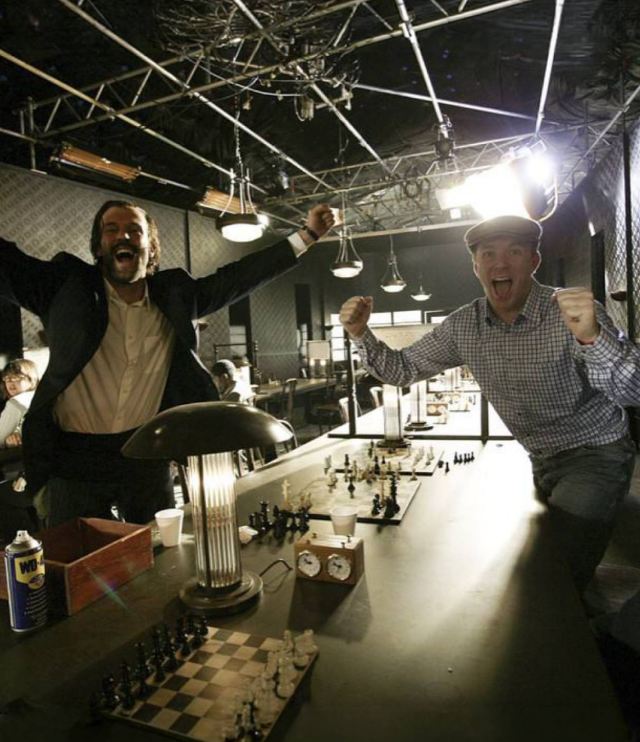 Чем Гай Ричи занимается на съемочной площадке во время перерывов? Чем Гай Ричи занимается на съемочной площадке во время перерывов?