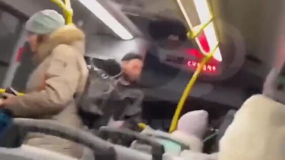 
        В&nbsp;автобусе Нижнего Новгорода буйный пассажир сломал нос&nbsp;женщине за&nbsp;замечание    