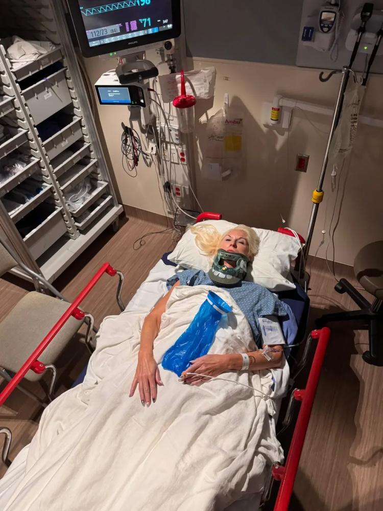 Корова напала на мать невесты посреди церемонии
Корова напала на мать невесты посреди церемонии