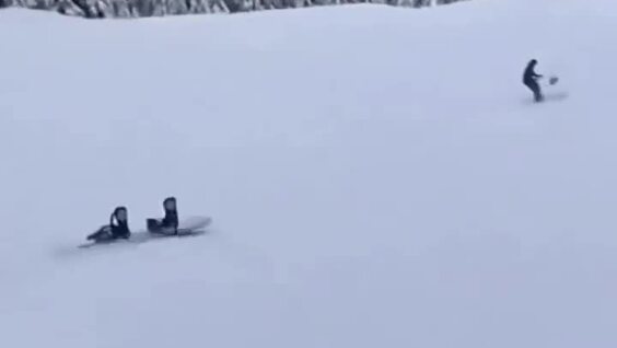 
        Сноуборд прокатился по&nbsp;горнолыжному склону без&nbsp;владельца    