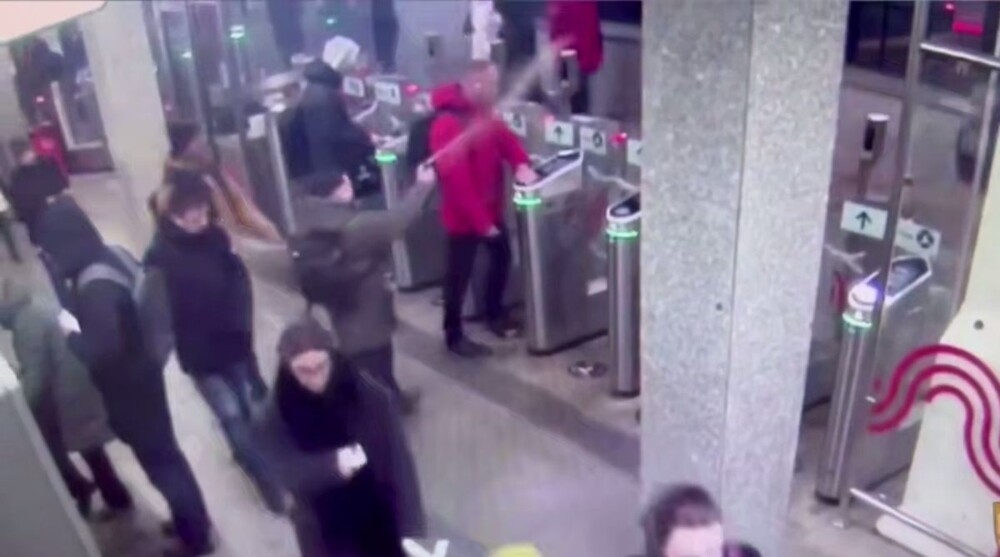 
        В&nbsp;метро Москвы мужчина распылил баллончик в&nbsp;лицо пассажиру    