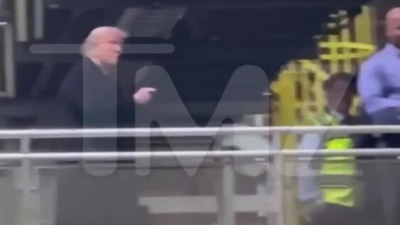 
        Трамп показал средний палец работнику завода в&nbsp;Детройте    