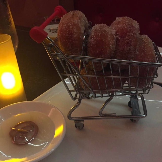 Странная подача блюд в кафе и ресторанах (22 фото)