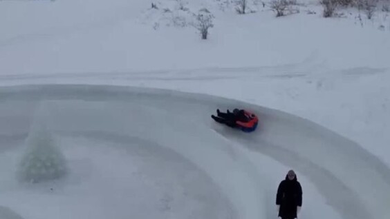 
        Житель новосибирского села построил огромную ледяную горку для&nbsp;детей    