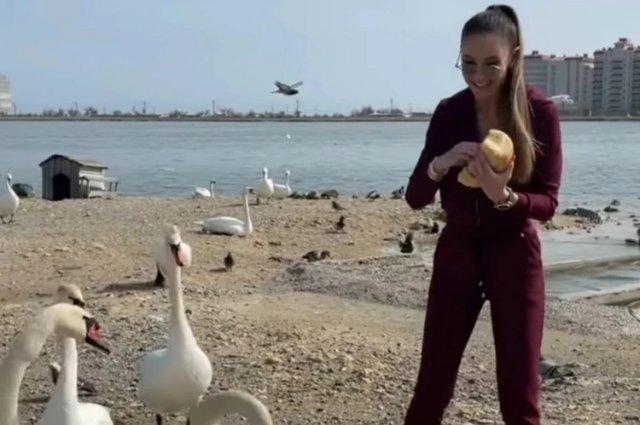 Ольга Бузова арендовала парк для ужина в Крыму и радовалась лебедям