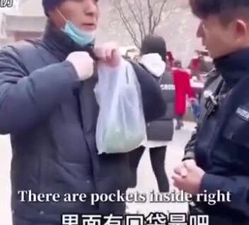 
        Полицейский показал, насколько легко вытащить смартфон из&nbsp;чужого кармана в&nbsp;общественном месте    