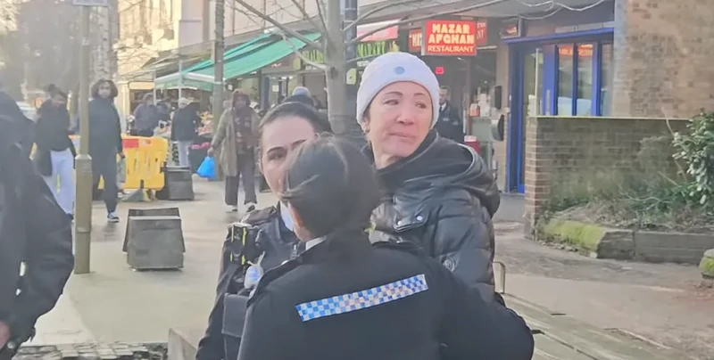 
        Женщину в&nbsp;Лондоне арестовали и&nbsp;выписали штраф за&nbsp;кормление голубей    