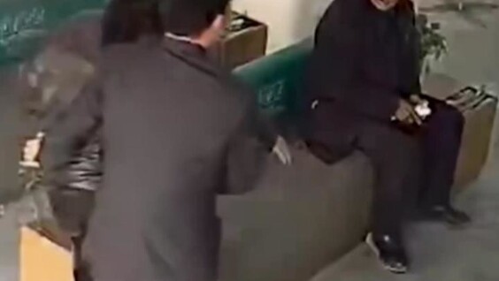 
        Клиенты банка помогли пожилому мужчине во&nbsp;время землетрясения    