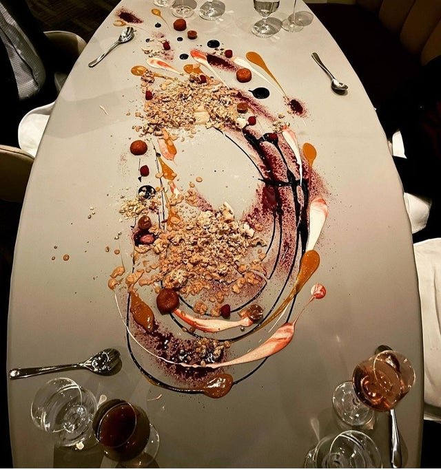 Странная подача блюд в кафе и ресторанах (22 фото)