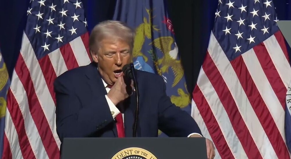 
        Дональд Трамп опять чудит    