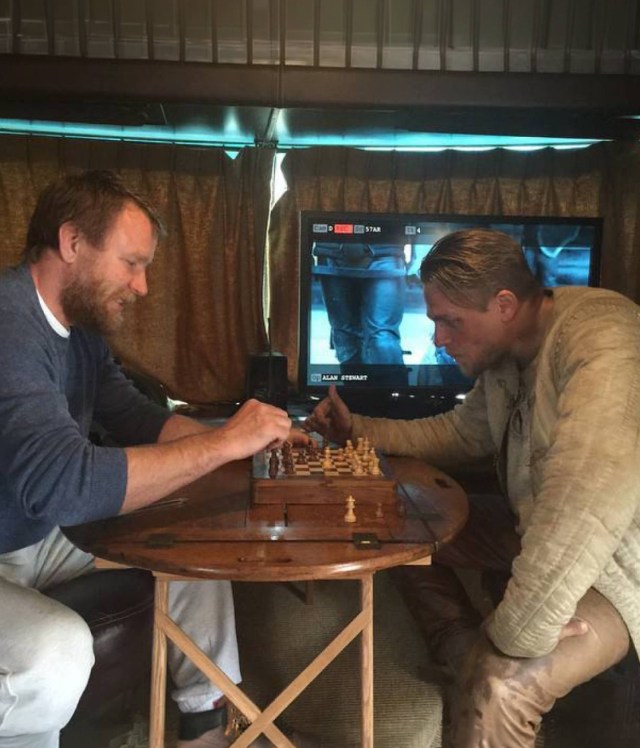 Чем Гай Ричи занимается на съемочной площадке во время перерывов? Чем Гай Ричи занимается на съемочной площадке во время перерывов?