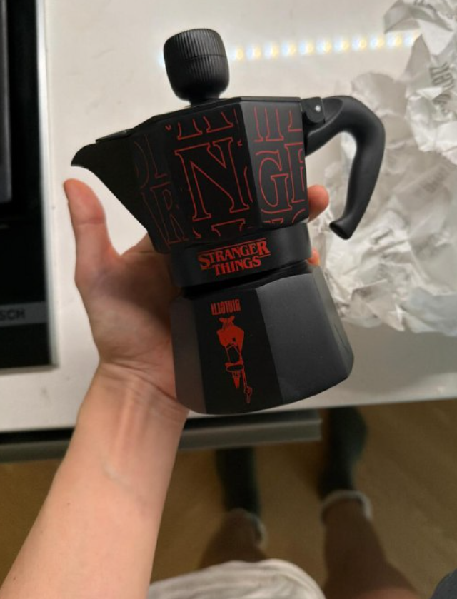 Кофеварка &laquo;Очень странные дела&raquo; (2 фото + 2 видео)