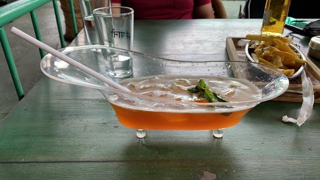 Странная подача блюд в кафе и ресторанах (22 фото)