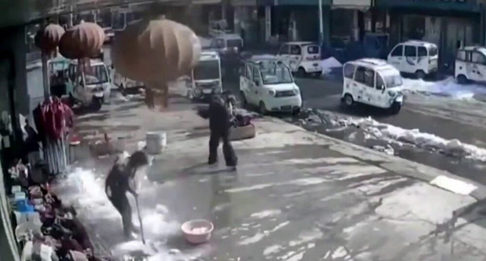 
        Китаянка вовремя отошла от&nbsp;места падения снега    