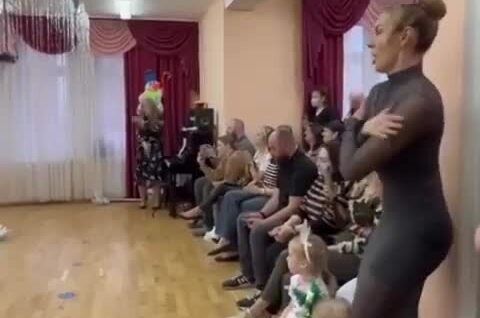 
        Батя снимает утренник в&nbsp;детском саду    