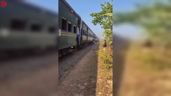 
        Как&nbsp;воруют телефоны у&nbsp;пассажиров поездов в&nbsp;Пакистане    