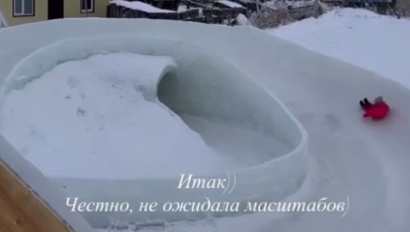 
        Житель новосибирского села построил огромную ледяную горку для&nbsp;детей    