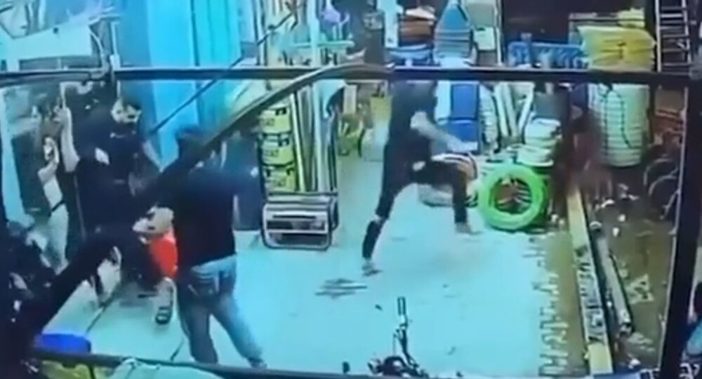 Корова устроила переполох в парикмахерской
Корова устроила переполох в парикмахерской