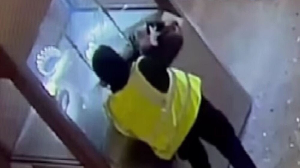 
        Новые кадры момента ограбления Лувра    