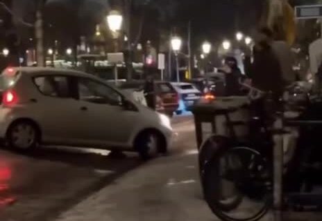 
        Пока Москву засыпает снегом, Амстердам превратился в&nbsp;каток    