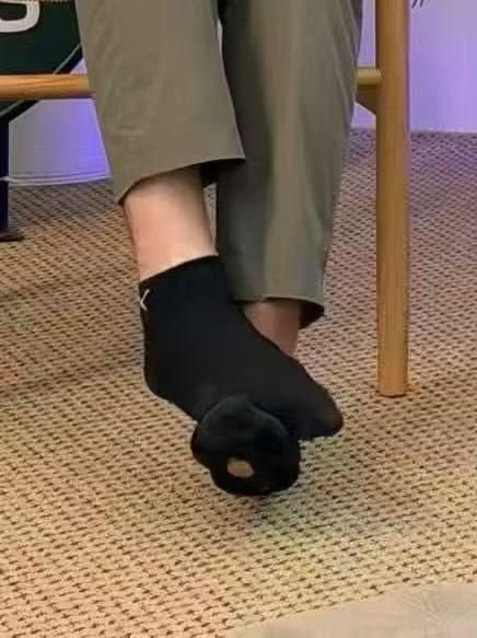 Ничего необычного, просто Виталик Бутерин, у которого 717 млн долларов, ходит в дырявых носках Ничего необычного, просто Виталик Бутерин, у которого 717 млн долларов, ходит в дырявых носках