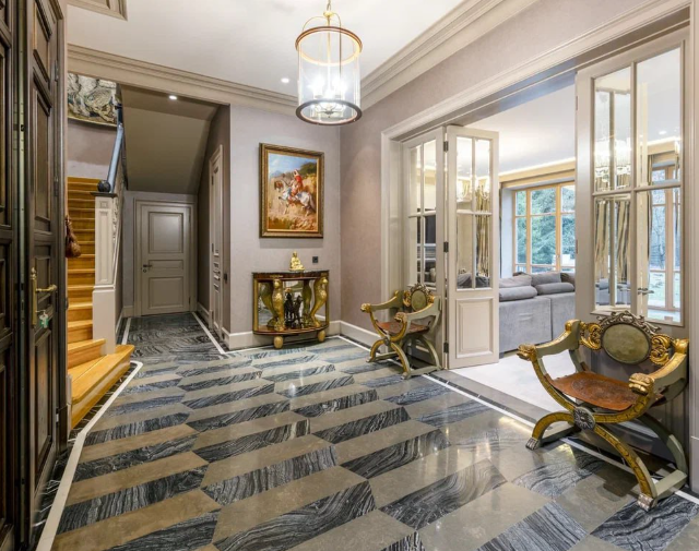 Стивен Сигал продает свой особняк в Подмосковье за 700 млн Стивен Сигал продает свой особняк в Подмосковье за 700 млн