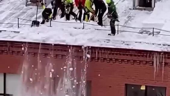 
        В&nbsp;Москве мужчины чистили крышу без&nbsp;всякой страховки    