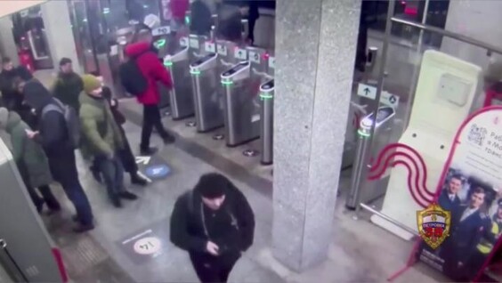 
        В&nbsp;метро Москвы мужчина распылил баллончик в&nbsp;лицо пассажиру    