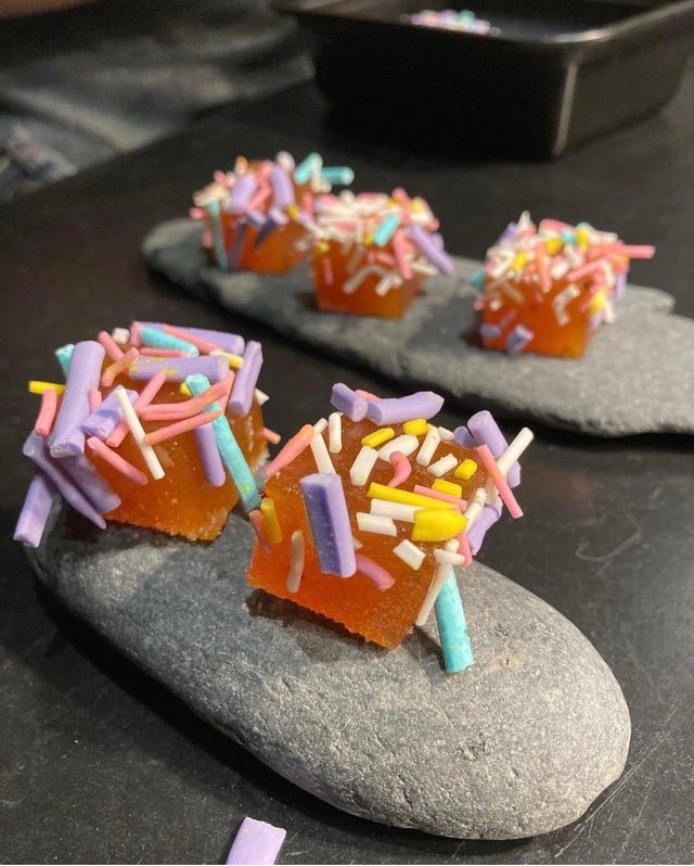 Странная подача блюд в кафе и ресторанах (22 фото)