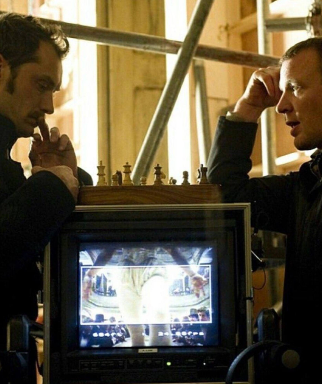 Чем Гай Ричи занимается на съемочной площадке во время перерывов? Чем Гай Ричи занимается на съемочной площадке во время перерывов?