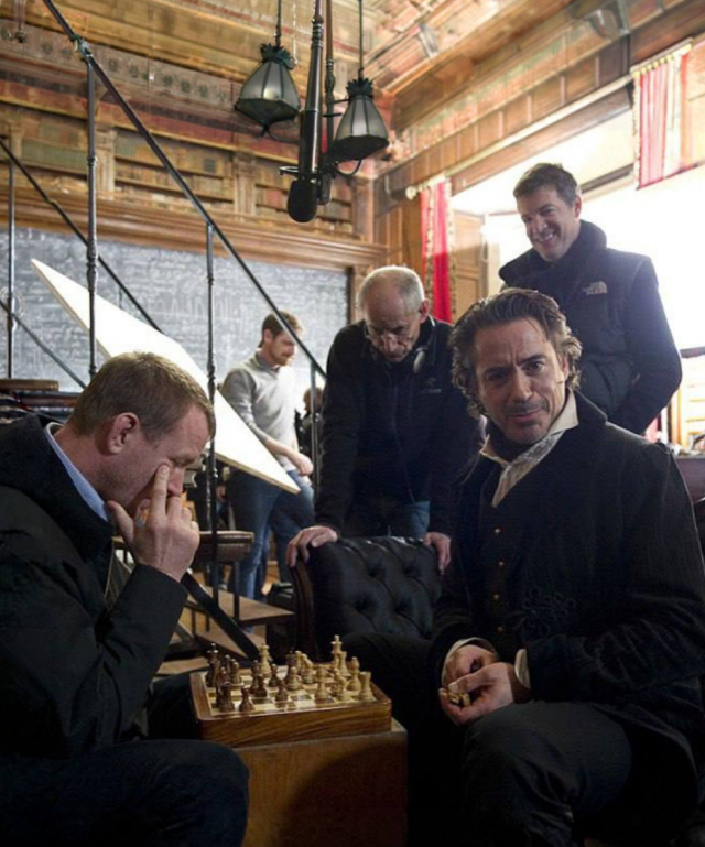 Чем Гай Ричи занимается на съемочной площадке во время перерывов? Чем Гай Ричи занимается на съемочной площадке во время перерывов?