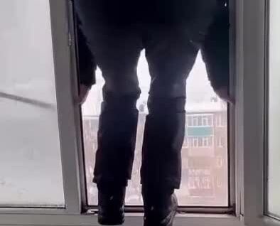 
        Парень спрыгнул с&nbsp;пятого этажа в&nbsp;огромный сугроб    