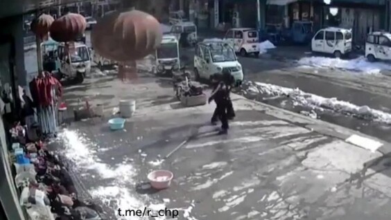 
        Китаянка вовремя отошла от&nbsp;места падения снега    