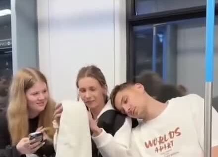 
        Реакция девушек на&nbsp;парня, спящего на&nbsp;их&nbsp;плече    