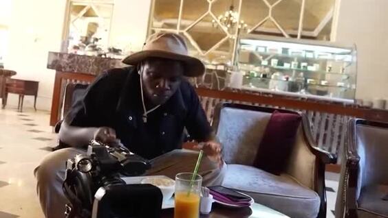 
        Парень высмеял, как&nbsp;снимают документалки про&nbsp;Африку    