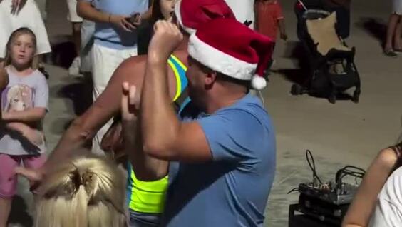 Уличная певица в Таиланде исполнила песню «Матушка Земля»
Уличная певица в Таиланде исполнила песню «Матушка Земля»