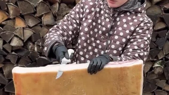 
        Семья фермеров из&nbsp;Беларуси показала гигантский кусок сала    